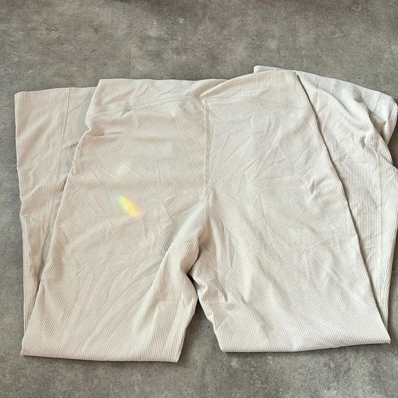 Like New - Old Navy Extra High-Waisted PowerSoft Ribbed Super Flare Leggings XL - Picture 3 of 3